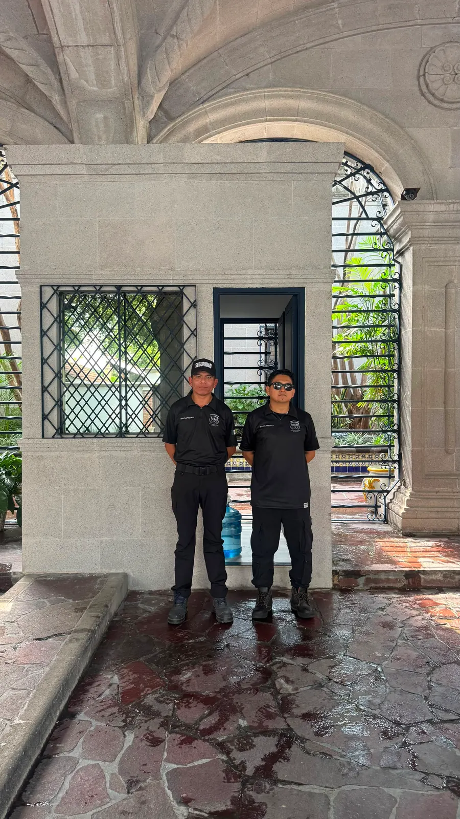 Equipo de seguridad de MP Protección en una caseta de acceso residencial