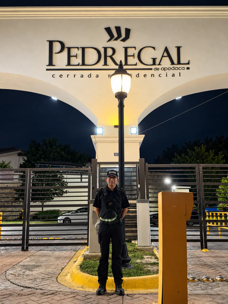 Oficial de MP Protección en el acceso de un fraccionamiento privado de Apodaca al iniciar una nueva cobertura residencial